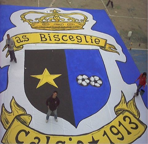 Bandierone gigante dipinto a mano con lo stemma dell'AS Bisceglie 1913