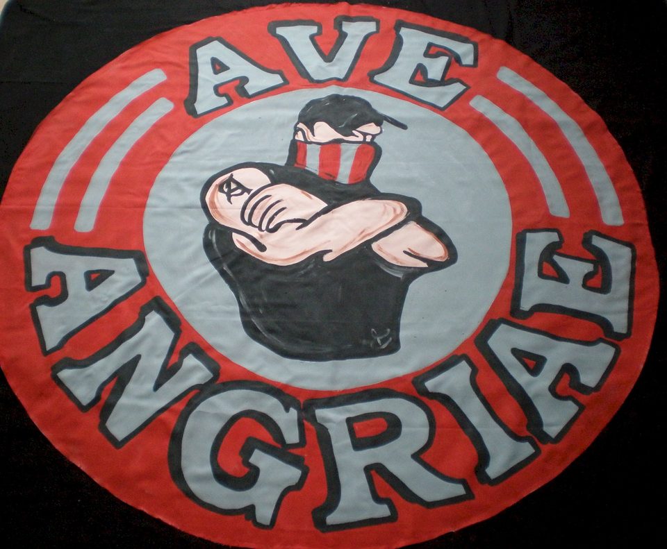 Bandiera circolare rossa e nera con mascotte Ave Angriae