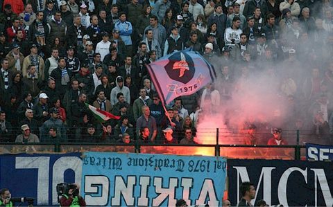 Coreografia della curva con bandiere e torce accese