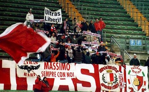 Coreografia con bandiere rosse e striscioni sugli spalti
