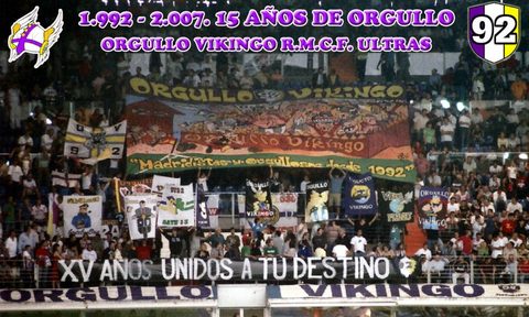 Coreografia Orgullo Vikingo con bandieroni e materiale personalizzato