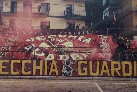 Coreografia Vecchia Guardia con bandieroni e fumogeni in curva