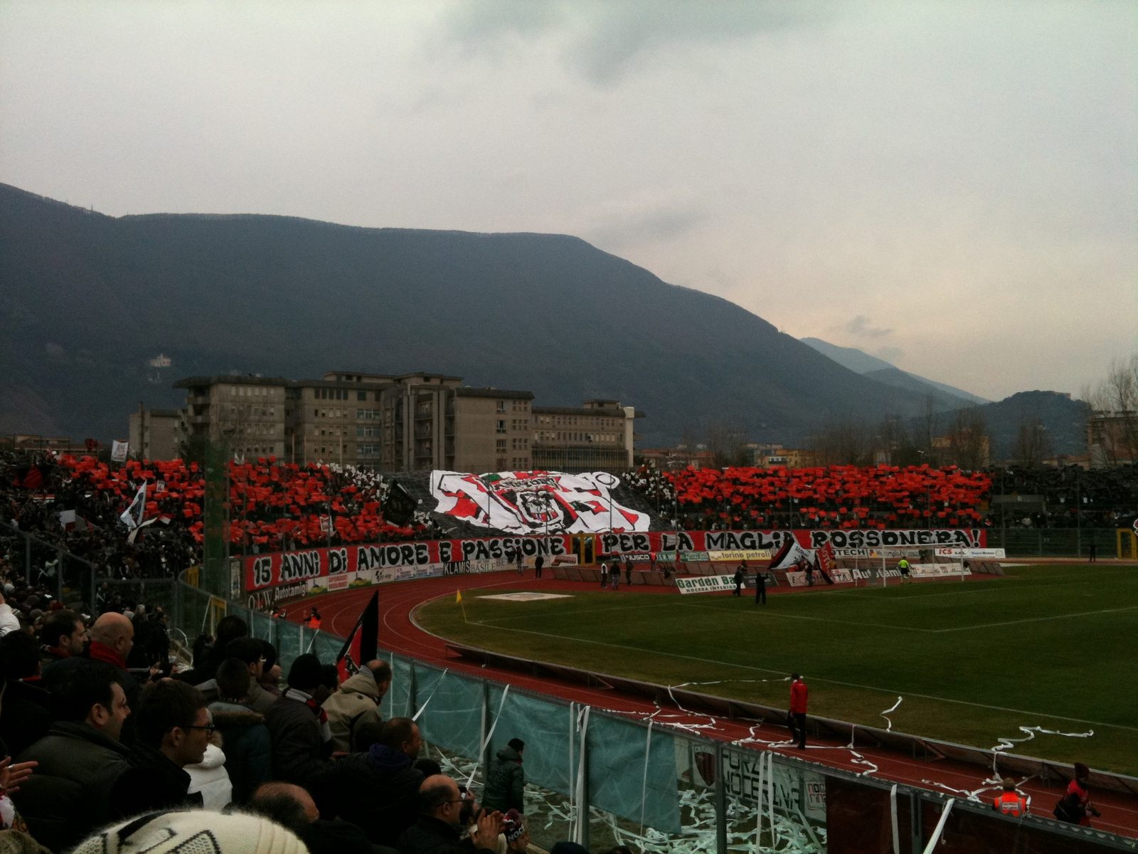 Curva con bandiere e materiale coreografico durante la partita
