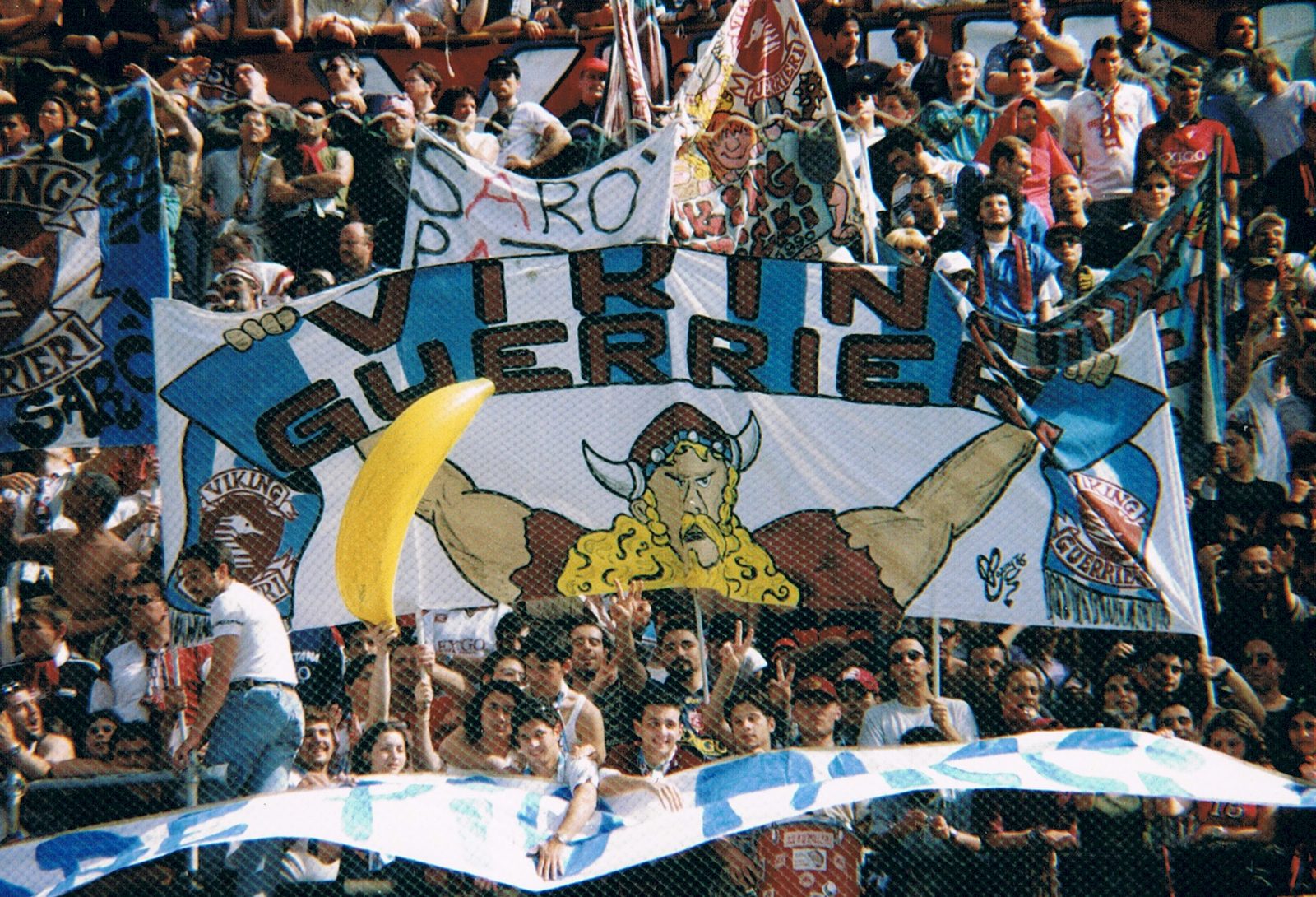 Coreografia in curva con bandierone dipinto e bandiere a mano
