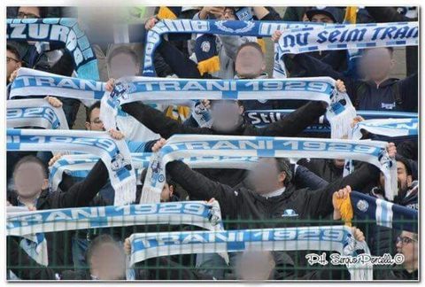 Sciarpe alzate in curva dai tifosi durante una partita