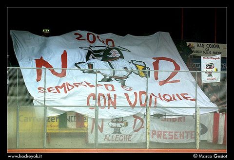 Striscione dipinto a mano per la tifoseria di hockey di Alleghe