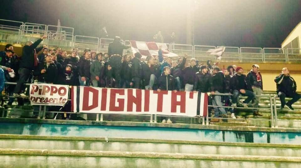 Striscione Dignita esposto dai tifosi in tribuna