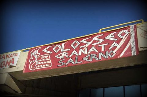 Striscione Colosseo Granata Salerno montato sopra un edificio