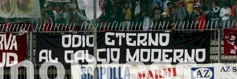 Striscione Odio Eterno al Calcio Moderno esposto in curva