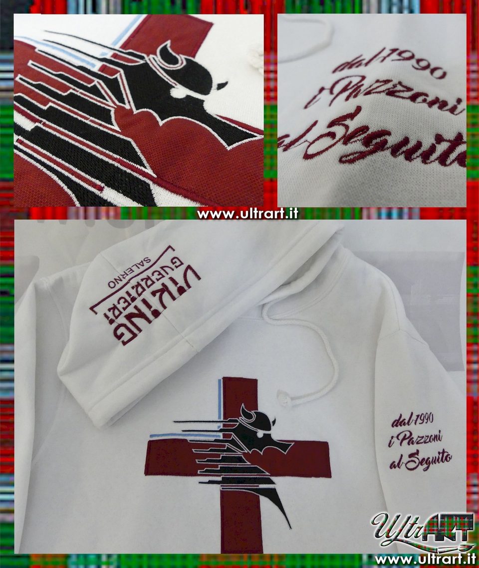 T-shirt bianca con stampa e sciarpa bordeaux coordinata